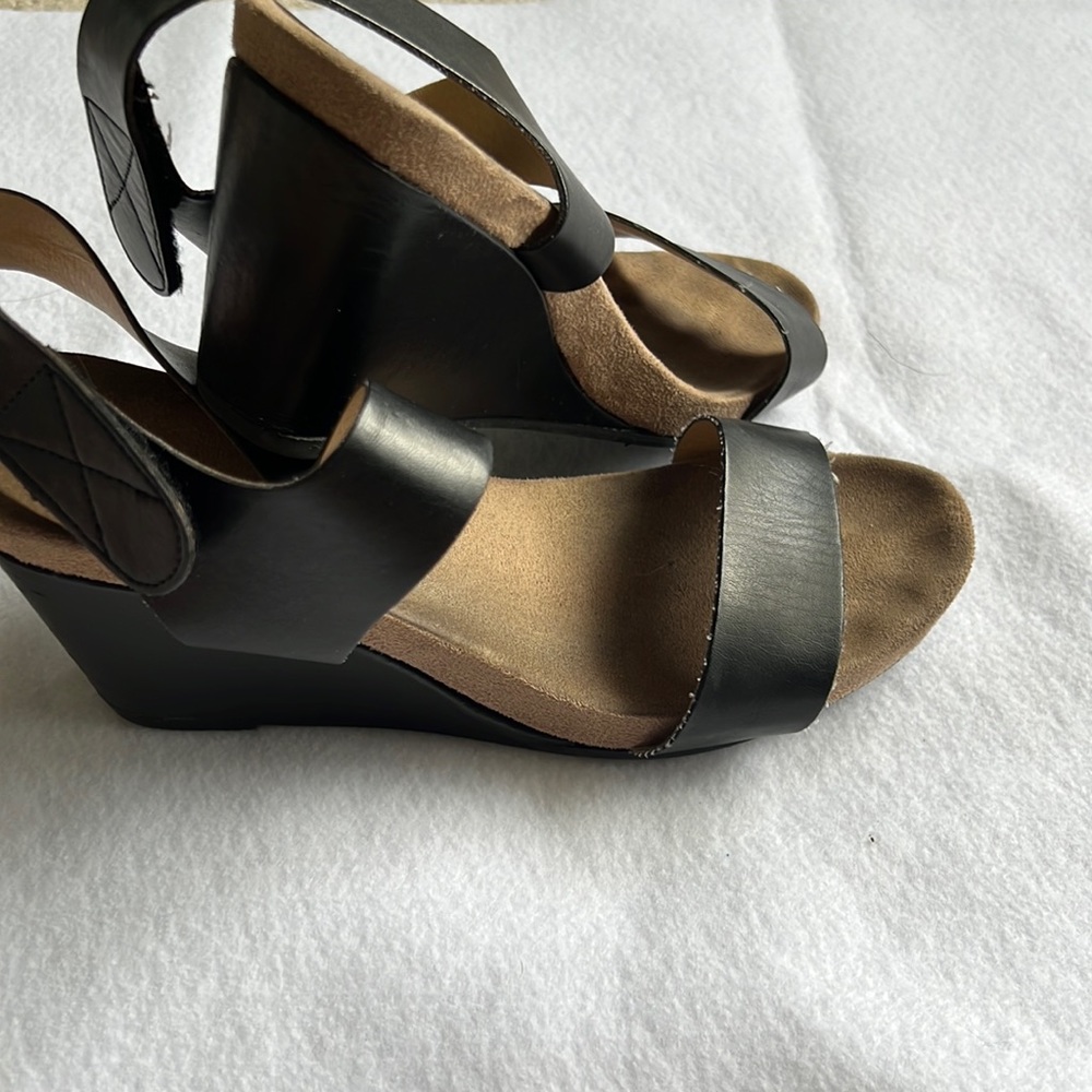 Black wedges